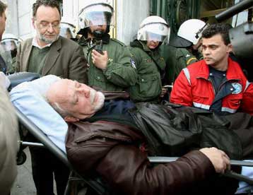 ΕΔΕ για την επίθεση αστυνομικών κατά τραπεζοϋπαλλήλων διέταξε ο Βύρων Πολύδωρας