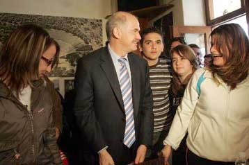 Αθέτηση προεκλογικών δεσμεύσεων καταλογίζει στον πρωθυπουργό ο Γ.Παπανδρέου