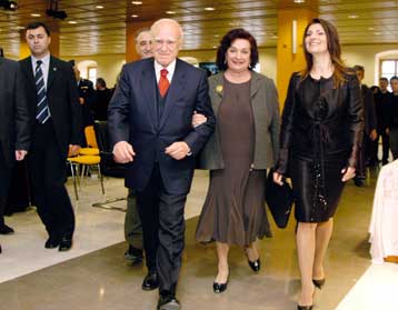 «Η άλλη Ελλάδα να μην είναι η Ελλάδα της εγκατάλειψης» τόνισε ο Κάρολος Παπούλιας