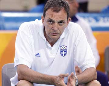 Ο Στέλιος Προσαλίκας στον πάγκο της ομάδας βόλεϊ του Ολυμπιακού