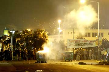 Επεισόδια στο λιμάνι του Πειραιά μετά την επιστράτευση των ναυτικών