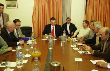 Στην «αδιαλλαξία» της ΠΝΟ επιρρίπτει η κυβέρνηση την απόφαση επιστράτευσης