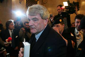 Κανείς δεν θα με κάνει να σιωπήσω, φωνάζει ο Ντέιβιντ Ίρβινγκ