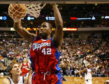 Με νίκη «θρίλερ» των Μάβερικς επί των Κλίπερς ξανάρχισε την Τετάρτη το NBA