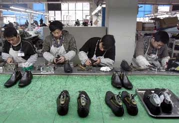 Την επιβολή δασμών στις εισαγωγές ειδών υπόδυσης από Κίνα και Βιετνάμ προωθεί η ΕΕ