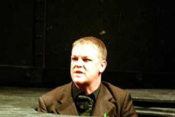 Θυμωμένος Γερμανός ηθοποιός εναντίον κριτικού με «όπλο» έναν νεκρό κύκνο