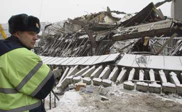 Τους 80 αναμένεται να φτάσουν οι νεκροί από την κατάρρευση του κτιρίου στη Μόσχα