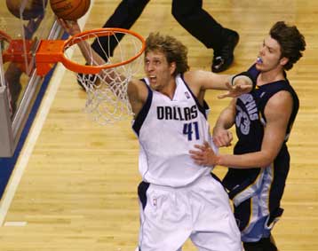 Νίκη 97-87 των Μάβερικς επί των Γκρίζλις διά χειρός Νοβίτσκι