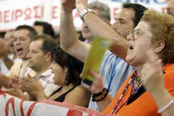 Να κλείσει τα «μέτωπα» με ΓΣΕΕ και ΟΤΟΕ επιχειρεί η κυβέρνηση