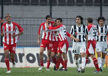 Ο Ολυμπιακός 2-1 στη φλεγόμενη Τούμπα-Στο 98 η ΑΕΚ διατήρησε τη διαφορά από τον ΠΑΟ