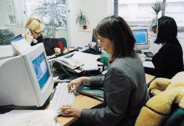 Έως 2,4% οι καθαρές αυξήσεις στους μισθούς των δημοσίων υπαλλήλων για το 2006