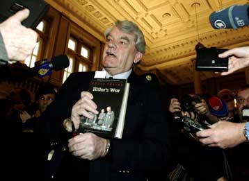 Αρνείται την έκταση της θηριωδίας στο Αουσβιτς ο Ντ.Ίρβινγκ