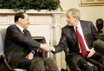 Πολύτιμη στήριξη Μπους στον σύμμαχο Μπερλουσκόνι εν όψει των ιταλικών εκλογών