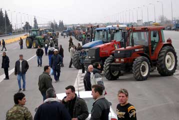 Μπλόκο στην εθνική οδό Θεσσαλονίκης-Μουδανιών από αγρότες της Χαλκιδικής