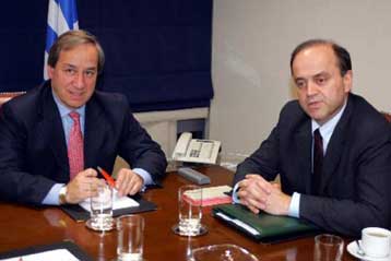 Συμβιβασμό με τα συνδικάτα επιδιώκει η κυβέρνηση για να διασφαλίσει την εργασιακή ειρήνη