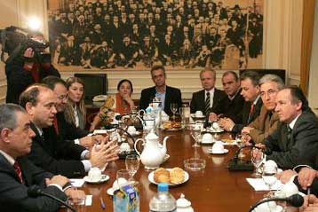 Η κυβέρνηση καλεί τους εργοδότες σε διάλογο μετά τις αντιδράσεις των συνδικάτων