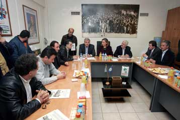 Απαγόρευση εισόδου για ΜΜΕ στα Ναυπηγεία Σκαραμαγκά, κατά την επίσκεψη του ΠΑΣΟΚ