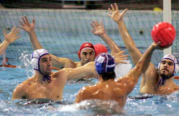Εξασφάλισε την πρωτιά ο Ολυμπιακός με το 9-8 επί του Πανιωνίου