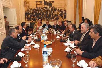 Συλλογικές συμβάσεις και αυξήσεις ζητούν τα συνδικάτα για να ανοίξει το Ασφαλιστικό