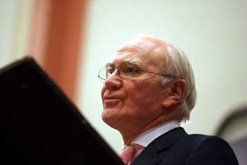 Ο σερ Μένζις Κάμπελ νέος ηγέτης των Φιλελεύθερων Δημοκρατών