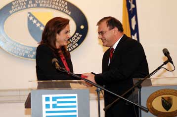 Για τις εξελίξεις στα Βαλκάνια συζήτησε η Ντ.Μπακογιάννη σε Βελιγράδι και Σαράγεβο