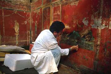 Σε κίνδυνο τα μνημεία εξαιτίας της φθοράς που προκαλεί ο τουρισμός