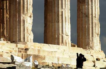 «Καταστρέψτε την Αθήνα», η πρώτη εικαστική Μπιενάλε της πόλης