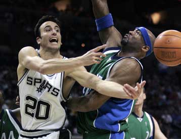 Νίκη των Σπερς 98-89 επί των Μάβερικς με πρωταγωνιστή τον Μάικ Φίνλεϊ