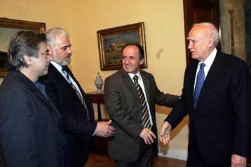 Παρέμβαση Παπούλια κατά της πολιτικής επιστράτευσης απεργών