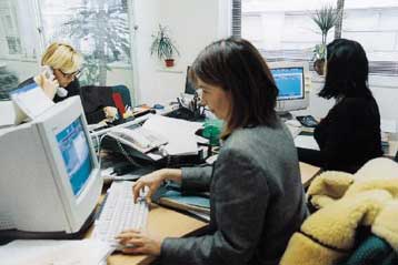 Στα 629 ευρώ διαμοφώνεται ο κατώτατος μισθός των δημοσίων υπαλλήλων το 2006