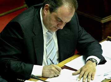 Στήθος με στήθος ΝΔ και ΠΑΣΟΚ στα δύο χρόνια διακυβέρνησης Καραμανλή