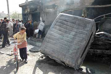 Νέο βίντεο με ομήρους στο Ιράκ, καθώς μαίνονται οι συγκρούσεις σε όλη τη χώρα