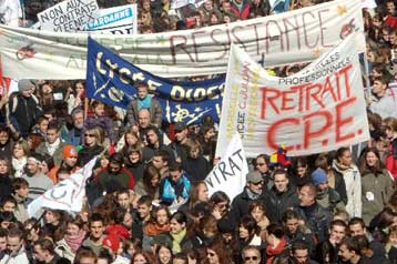 Μαζικές διαδηλώσεις στη Γαλλία κατά των ελεύθερων απολύσεων νεοπροσλαμβανομένων