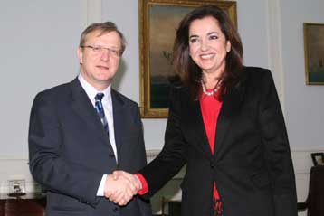 Επαφές του Όλι Ρεν με Μπακογιάννη και Παπανδρέου για την Τουρκία και τα Βαλκάνια