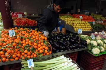 Αυξημένες και διευρυμένες οι ελληνικές εξαγωγές το 2005- Υστέρηση έναντι των εισαγωγών