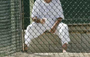 Οι γιατροί καταγγέλλουν την αναγκαστική σίτιση των κρατουμένων στο Γκουαντάναμο