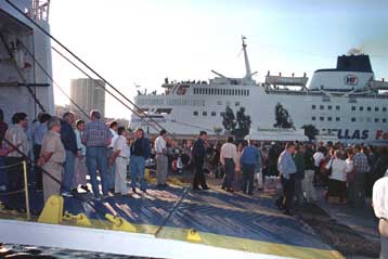 Την άρση της επιστράτευσης ζητούν οι ναυτεργάτες, συμμετέχοντας στην γενική απεργία