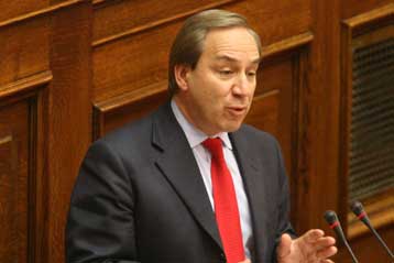 Έντονη αντιπαράθεση στη Βουλή για το θέμα των κλαδικών συμβάσεων στις τράπεζες