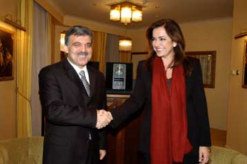 Σε θετικό κλίμα η πρώτη συνάντηση Μπακογιάννη – Γκιουλ