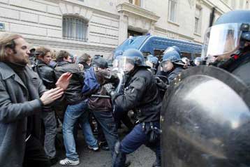 Φοιτητικές ταραχές στη Γαλλία κατά του νόμου για τις ελεύθερες απολύσεις των νέων