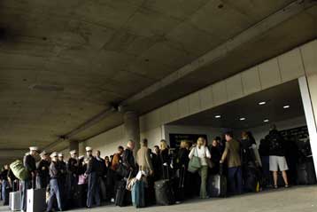Εκκενώθηκε αεροδρόμιο της Νέας Υόρκης μετά από συναγερμό για εκρηκτικά