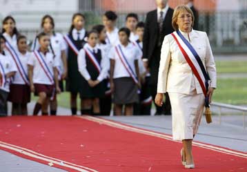 Παρουσία δεκάδων ξένων ηγετών η ορκωμοσία της πρώτης γυναίκας προέδρου της Χιλής