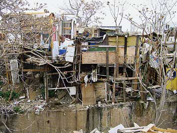 Παράνομη χωματερή στο «δρόμο» του Μετρό, στην καρδιά της Αθήνας