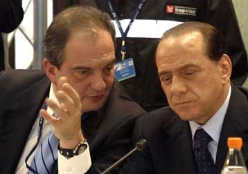 Αντιδράσεις προκαλεί η επιστολή Σουλτς προς Καραμανλή για τον Σίλβιο Μπερλουσκόνι