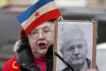 Το Βελιγράδι προσπαθεί να εμποδίσει την κηδεία, καταγγέλλει ο γιος του Μιλόσεβιτς