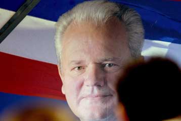 Σύγχυση με την τοποθεσία ταφής του Μιλόσεβιτς, παρελήφθη η σορός από την οικογένεια