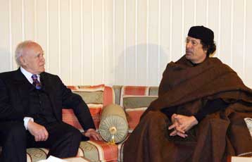 Επίσημη πρόσκληση να επισκεφθεί την Ελλάδα απηύθυνε στον Μ.Καντάφι ο Κ.Παπούλιας