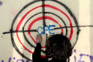 Σε θέση μάχης οι Γάλλοι φοιτητές την Πέμπτη – Στο κενό η παρέμβαση Σιράκ