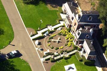 Ανοίγει το πορτοφόλι ο Μάικλ Τζάκσον, για να μην χάσει τη Neverland