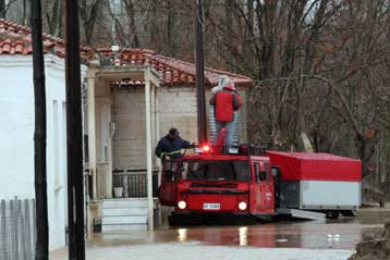 Δραματική η κατάσταση στον Έβρο, καθώς υποχωρούν τα αναχώματα